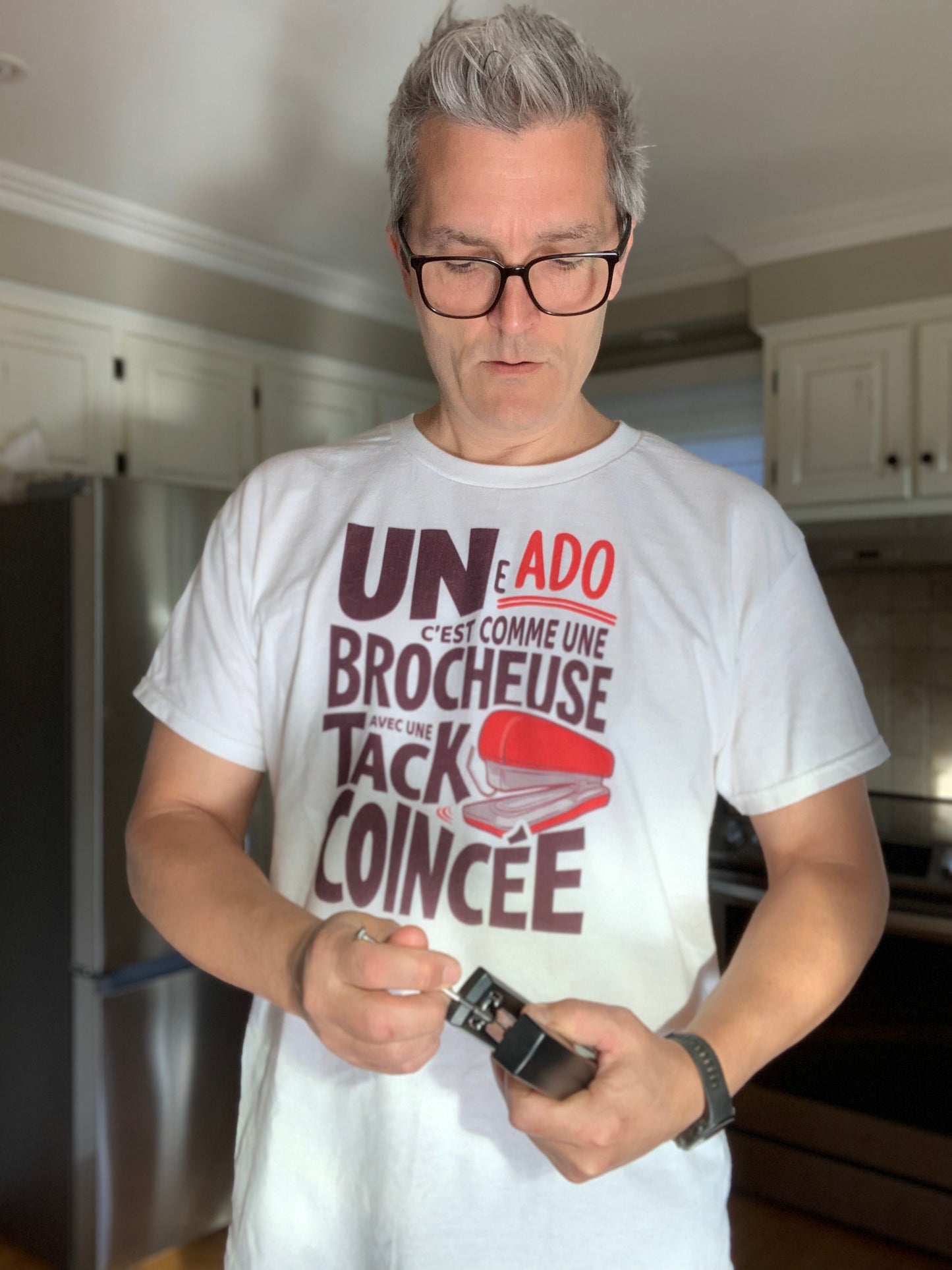 T-shirt homme gris avec message brocheuse, coton épais
